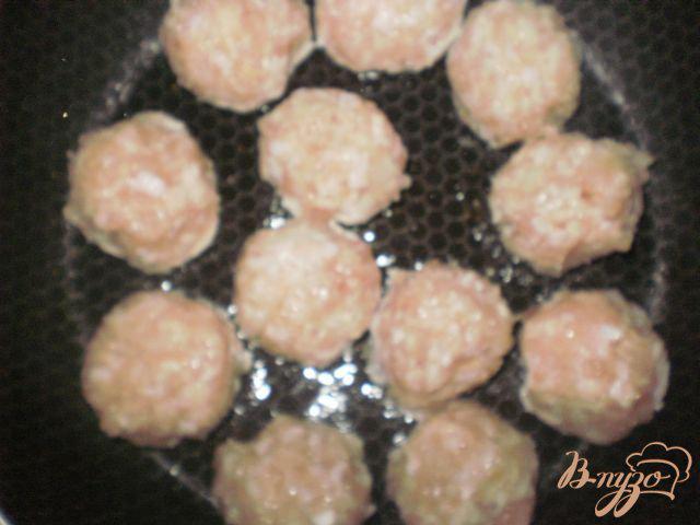 Фото приготовление рецепта: Мини-фрикадельки в томатно-сырном соусе шаг №4