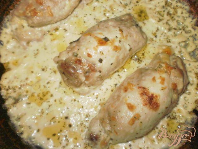 Фото приготовление рецепта: Куриные  рулетики в сливочно-сырном соусе шаг №8