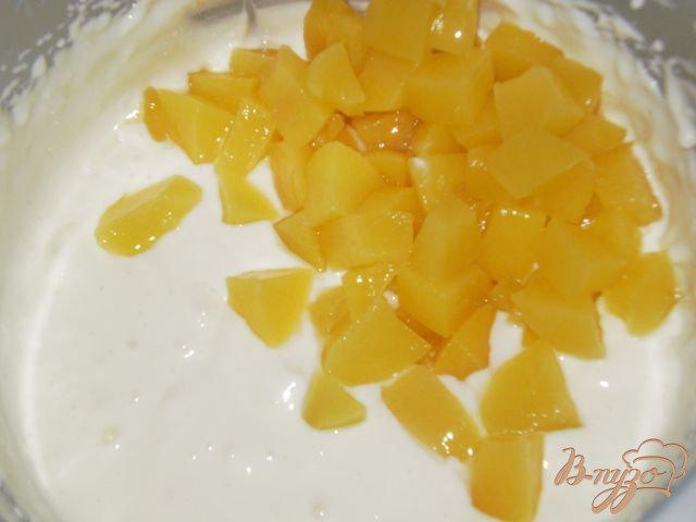 Фото приготовление рецепта: Творожный десерт с персиками шаг №5