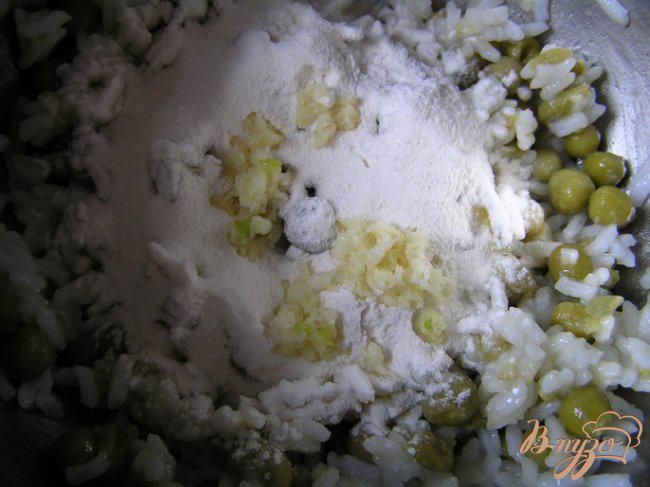Фото приготовление рецепта: Рисовые котлетки с зеленым горошком шаг №2