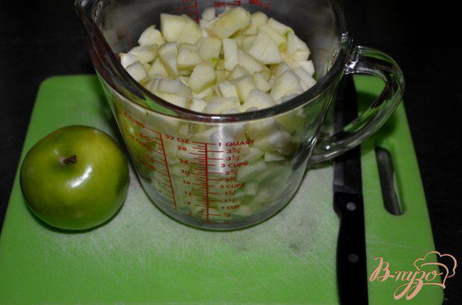 Фото приготовление рецепта: Старомодный яблочный кекс с коричневой глазурью шаг №2