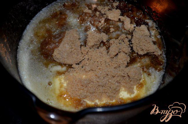 Фото приготовление рецепта: Старомодный яблочный кекс с коричневой глазурью шаг №6