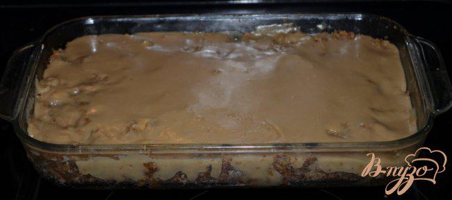 Фото приготовление рецепта: Старомодный яблочный кекс с коричневой глазурью шаг №7