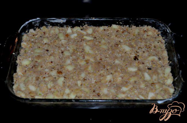 Фото приготовление рецепта: Старомодный яблочный кекс с коричневой глазурью шаг №5