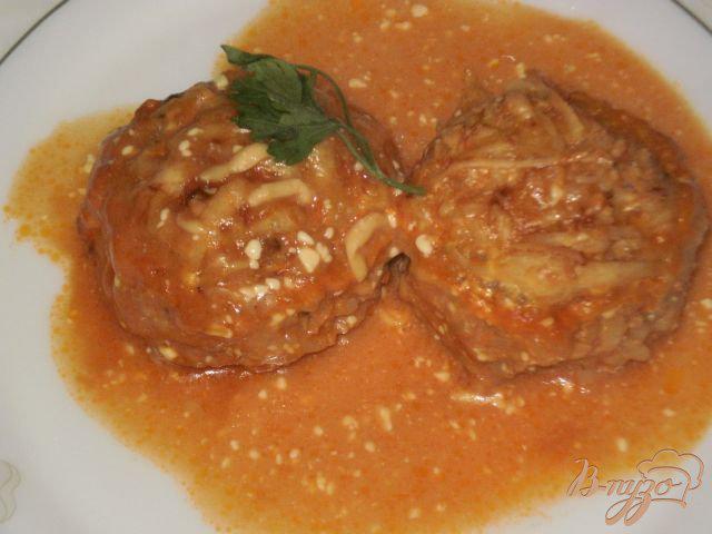Фото приготовление рецепта: Тефтели в томатно-сметанном соусе шаг №6