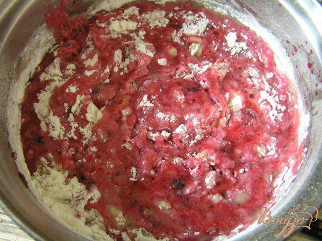 Фото приготовление рецепта: Смородиновый торт с кокосовым кремом шаг №2