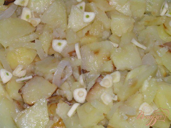Фото приготовление рецепта: Жареный картофель с луком и чесноком шаг №4