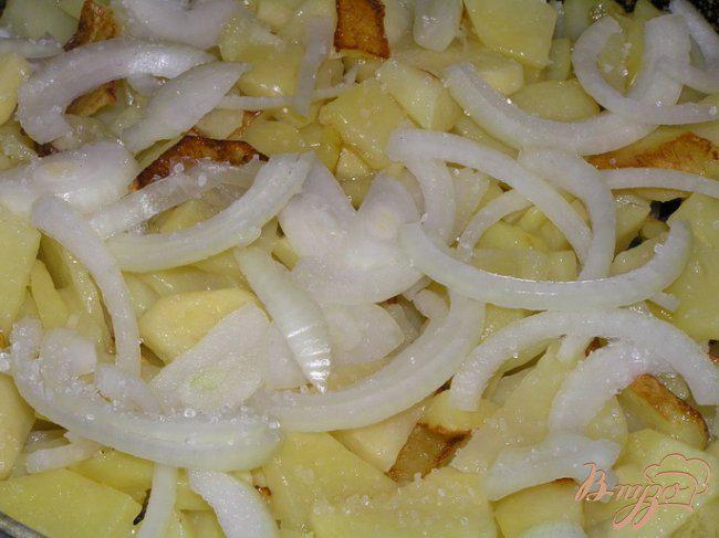 Фото приготовление рецепта: Жареный картофель с луком и чесноком шаг №3