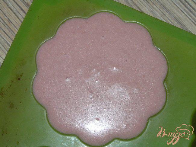 Фото приготовление рецепта: Десерт-крем Розовый забайоне шаг №6