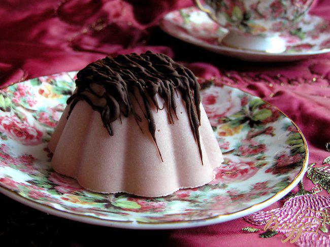 Фото приготовление рецепта: Десерт-крем Розовый забайоне шаг №8
