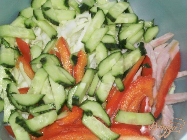Фото приготовление рецепта: Салат из свежих овощей и ветчины шаг №4