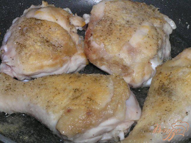 Фото приготовление рецепта: Курица, тушеная с грибами в белом вине шаг №2