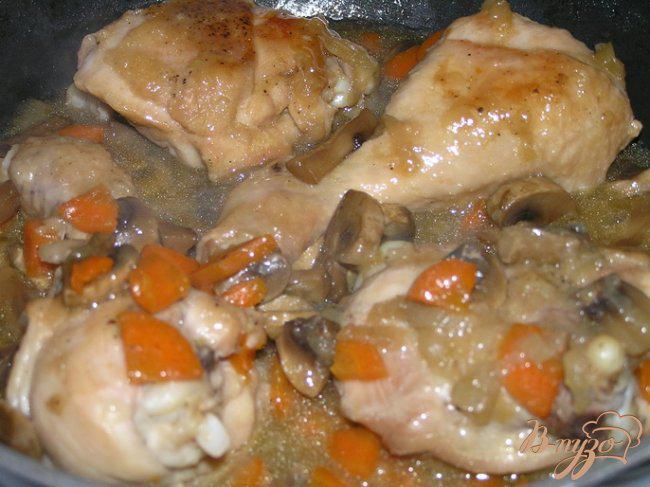 Фото приготовление рецепта: Курица, тушеная с грибами в белом вине шаг №6