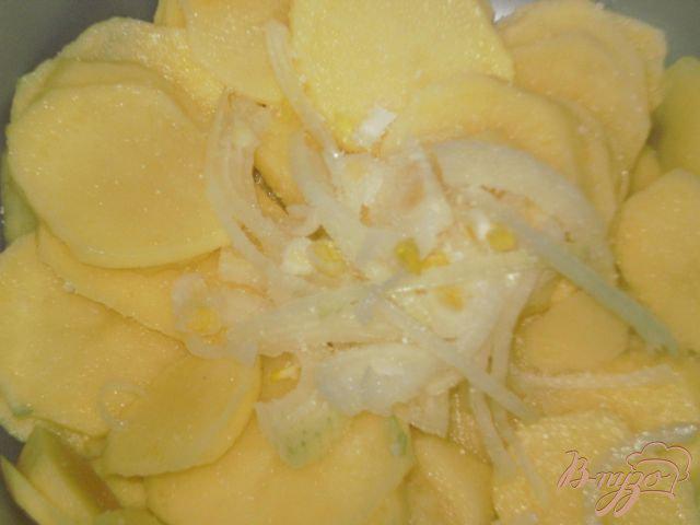 Фото приготовление рецепта: Картофель запеченный в духовке с помидорами шаг №2