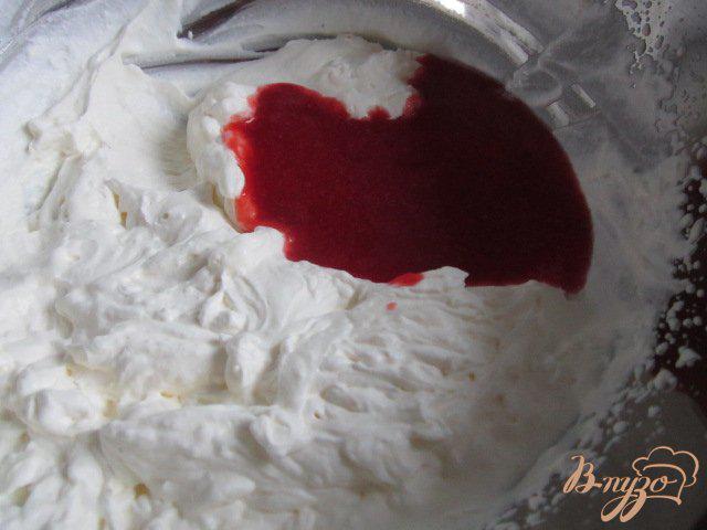 Фото приготовление рецепта: Торт с клубничным кремом шаг №6