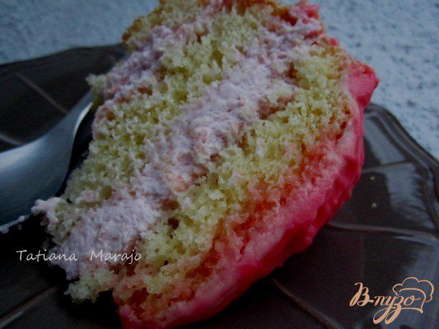 Фото приготовление рецепта: Торт с клубничным кремом шаг №11