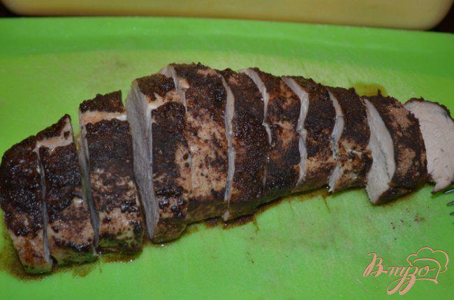 Фото приготовление рецепта: Свиное филе с шоколадным соусом шаг №3