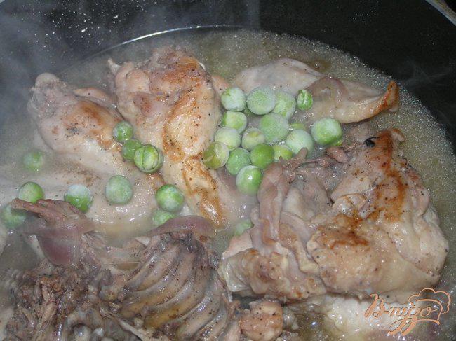 Фото приготовление рецепта: Курица, тушеная в мартини с зеленым горошком шаг №3