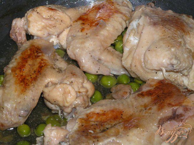 Фото приготовление рецепта: Курица, тушеная в мартини с зеленым горошком шаг №4