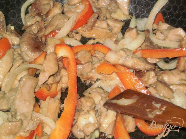 Фото приготовление рецепта: Курица жареная со сладким перцем шаг №6