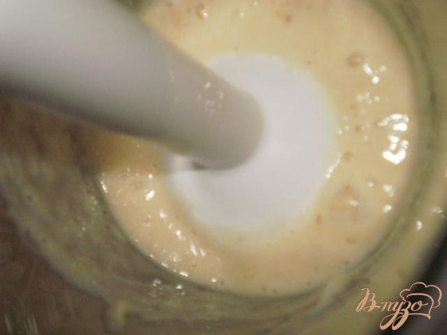 Фото приготовление рецепта: Фруктовый десерт с бананаво-йогуртовым кремом шаг №4