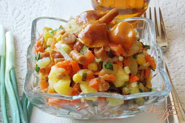 Фото приготовление рецепта: Овощной салат с маринованными опятами  «Дарья» шаг №13