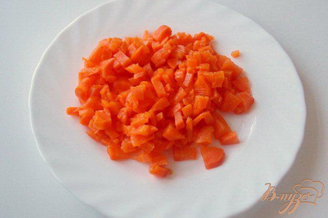 Фото приготовление рецепта: Овощной салат с маринованными опятами  «Дарья» шаг №8