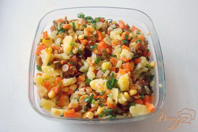 Фото приготовление рецепта: Овощной салат с маринованными опятами  «Дарья» шаг №11