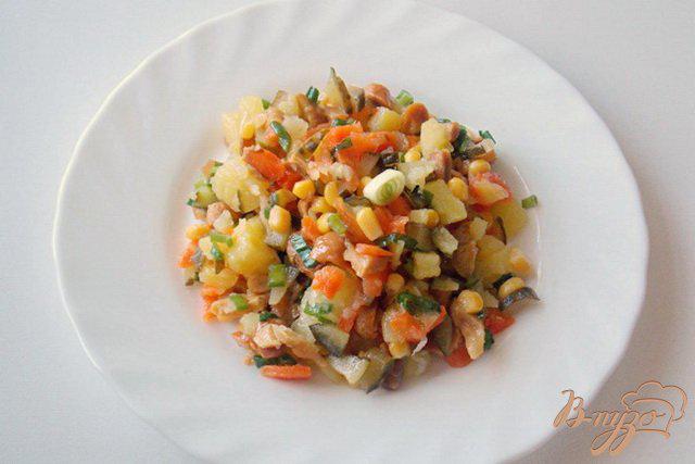 Фото приготовление рецепта: Овощной салат с маринованными опятами  «Дарья» шаг №12