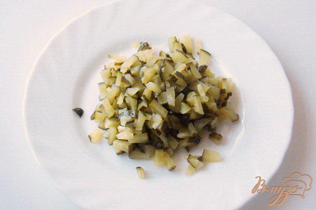 Фото приготовление рецепта: Овощной салат с маринованными опятами  «Дарья» шаг №6