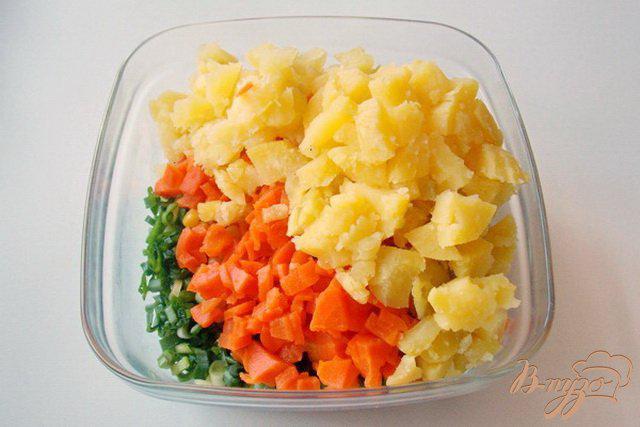 Фото приготовление рецепта: Овощной салат с маринованными опятами  «Дарья» шаг №10
