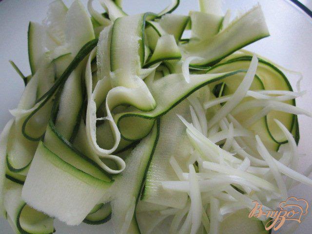 Фото приготовление рецепта: Салат из цукини с крутонами шаг №1