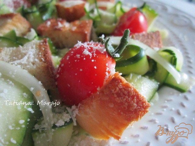 Фото приготовление рецепта: Салат из цукини с крутонами шаг №5
