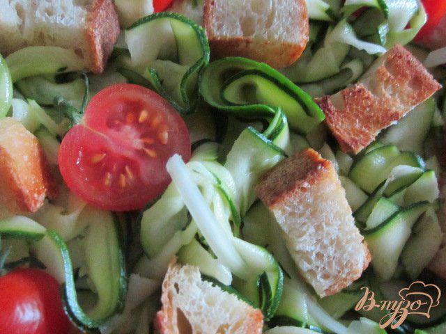 Фото приготовление рецепта: Салат из цукини с крутонами шаг №4