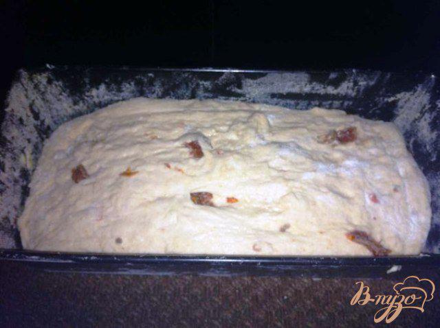 Фото приготовление рецепта: Хлеб с сушеными  помидорами шаг №7