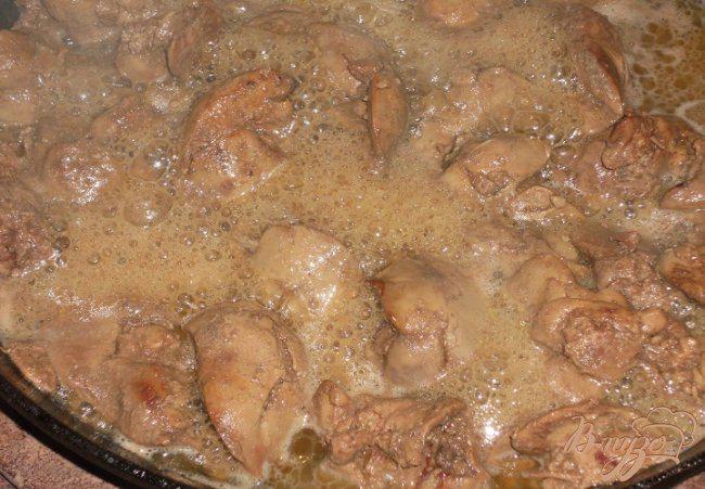 Фото приготовление рецепта: Куриная печень с грибами шаг №2
