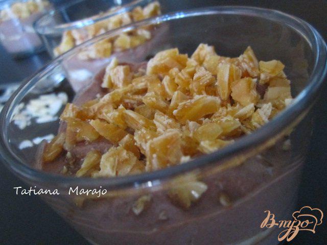 Фото приготовление рецепта: Шоколадный крем с бананами и карамельной крошкой шаг №9