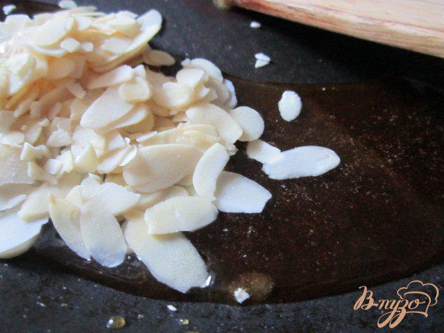 Фото приготовление рецепта: Шоколадный крем с бананами и карамельной крошкой шаг №6