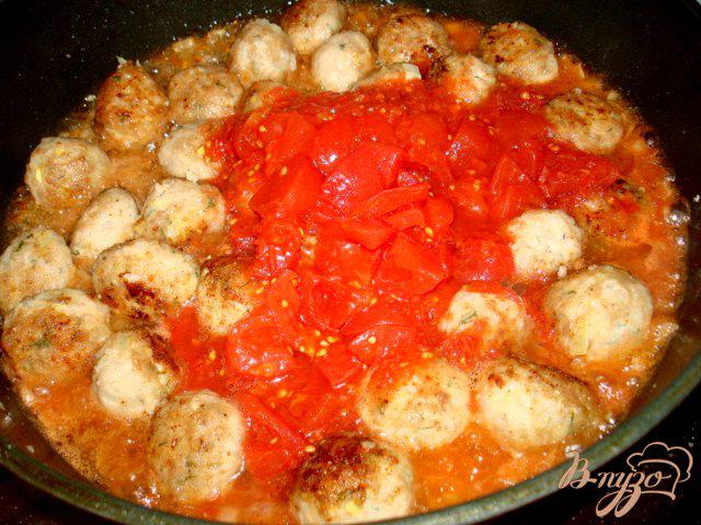 Фото приготовление рецепта: Фрикадельки в томатном соусе шаг №5