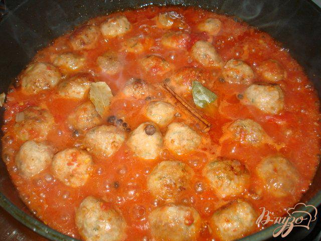 Фото приготовление рецепта: Фрикадельки в томатном соусе шаг №6