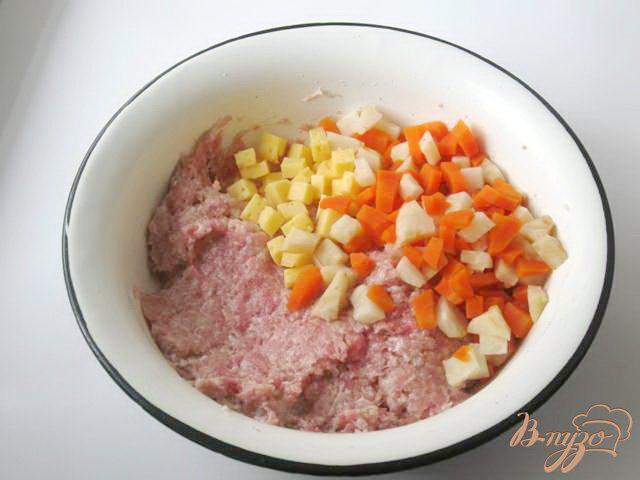 Фото приготовление рецепта: Котлеты с сыром, морковью и сельдереем. шаг №5