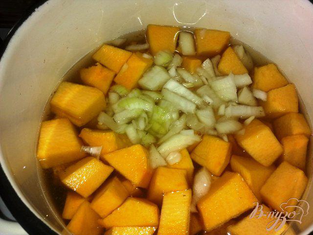 Фото приготовление рецепта: Суп-пюре из тыквы с сельдереем. шаг №3