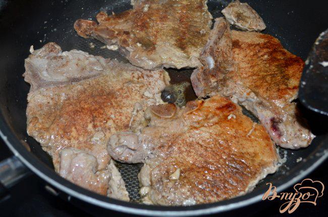 Фото приготовление рецепта: Тушеные свиные отбивные с тимьяном шаг №3