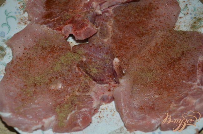 Фото приготовление рецепта: Тушеные свиные отбивные с тимьяном шаг №2
