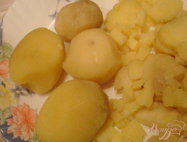 Фото приготовление рецепта: Картофельный салат с грибами шаг №2