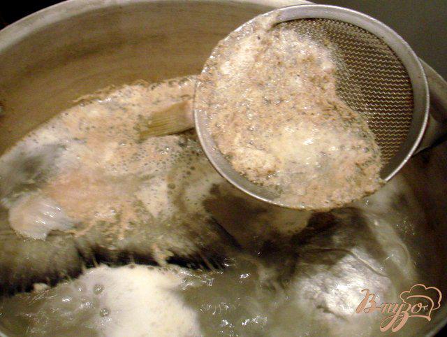 Фото приготовление рецепта: Рыбный суп из голов шаг №5