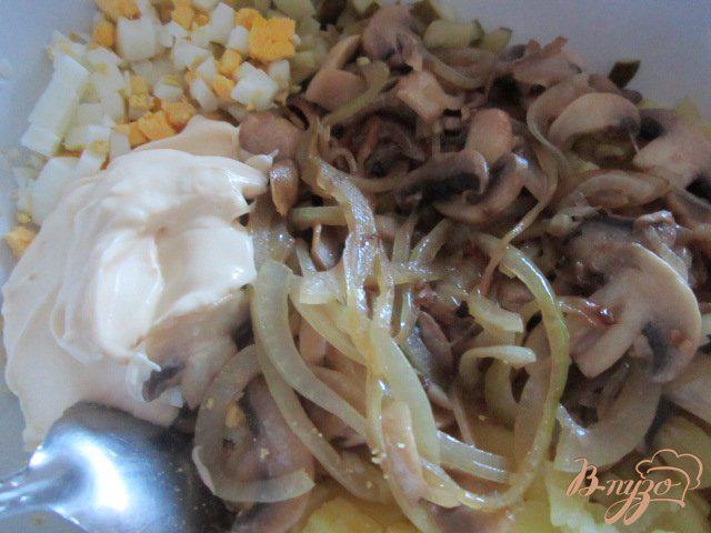 Фото приготовление рецепта: Картофельный салат с грибами шаг №3