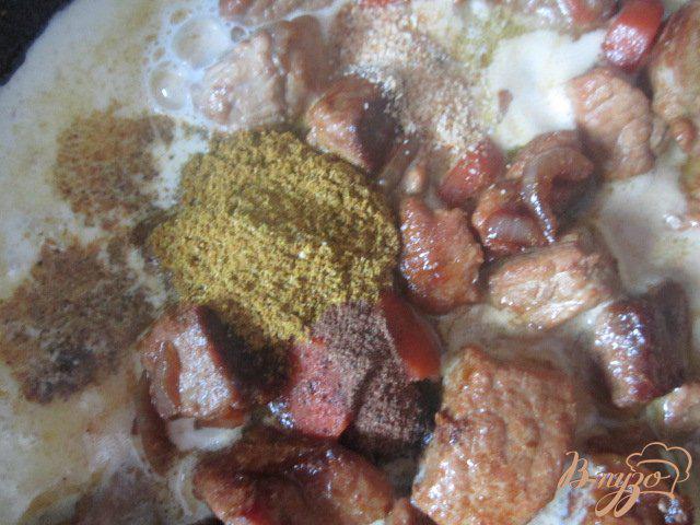 Фото приготовление рецепта: Свинина тушеная с овощами шаг №3