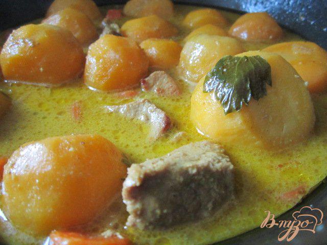 Фото приготовление рецепта: Свинина тушеная с овощами шаг №6