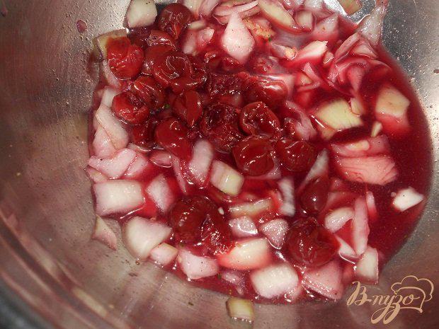 Фото приготовление рецепта: Утиные грудки в вишневом ликере шаг №4